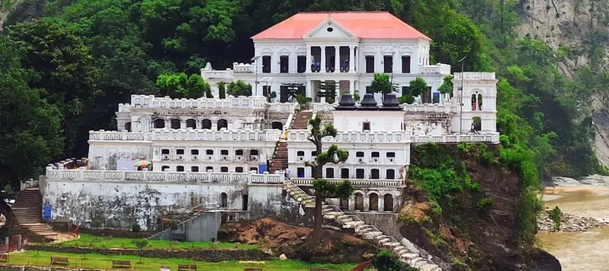 Rani Mahal palace in Palpa beside the river